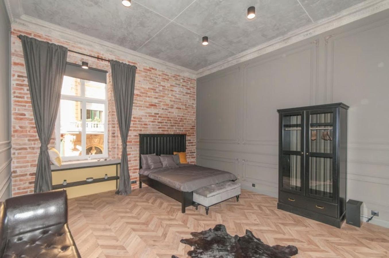 Geometric Luxury In The Center With 3br Apartment Budapest